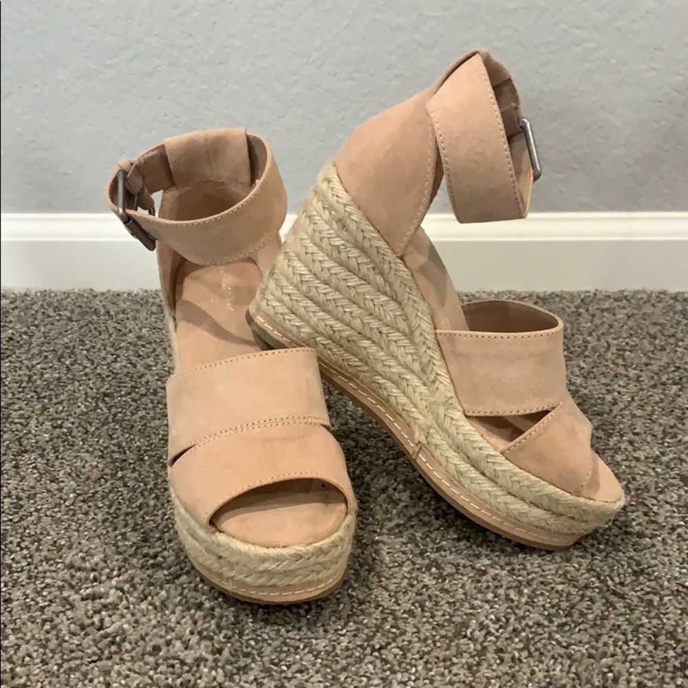 Universal Thread Blush Wedges SZ 6 1/2